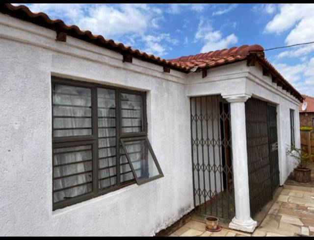3 BEDROOM HOUSE FOR SALE IN SOSHANGUVE SOUTH EXT 3